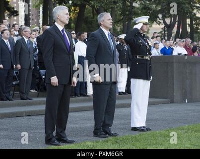 Von links, der Frau Abgeordneten Neil M. Gorsuch, Associate des Obersten Gerichtshof der Vereinigten Staaten, Robert D. Hogue, der Anwalt der Kommandant des Marine Corps und der US Marine Corps Oberst Tyler J. Zagurski, kommandierender Offizier, Marine Barracks Washington, Ehren während ein Sonnenuntergang Parade im Marine Corps War Memorial, Arlington, Virginia, 6. Juni 2017 zu machen. Sonnenuntergang Paraden sind als Mittel zur Einhaltung der hohen Beamten statt, verehrte Bürger und Förderer des Marine Corps. Stockfoto