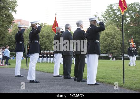 Der Herr Abgeordnete Neil M. Gorsuch, Associate des Obersten Gerichtshof der Vereinigten Staaten; Robert D. Hogue, der Anwalt der Kommandant des Marine Corps; US Marine Corps Oberst Tyler J. Zagurski, kommandierender Offizier, Marine Barracks Washington und die Parade Personal, Ehren während ein Sonnenuntergang Parade im Marine Corps War Memorial, Arlington, Virginia, 6. Juni 2017 zu machen. Sonnenuntergang Paraden sind als Mittel zur Einhaltung der hohen Beamten statt, verehrte Bürger und Förderer des Marine Corps. Stockfoto