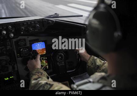 Einer KC-135 Stratotanker Betankung von Flugzeugen Pilot, zu den Waffen 509th Squadron bei Fairchild Air Force Base, Washington zugewiesen, zieht aus der Nellis Air Force Base, Nev, 8. Juni 2017. Die KC-135 verbessert die Fähigkeit der Luftwaffe seine primäre Aufgabe von globaler Reichweite zu erreichen. Es bietet auch Unterstützung für die Luftbetankung Navy, Marine Corps und Verbündete Nation Flugzeuge. Stockfoto