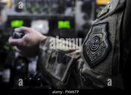 Einer KC-135 Stratotanker Betankung von Flugzeugen Pilot, zu den Waffen 509th Squadron bei Fairchild Air Force Base, Washington zugewiesen ist, drosselt die Motoren während des Starts an der Nellis Air Force Base, Nev, 8. Juni 2017. Die KC-135 ist in der Lage, Transport mit Unterstützung von Paletten während aeromedical Evakuierungen. Stockfoto