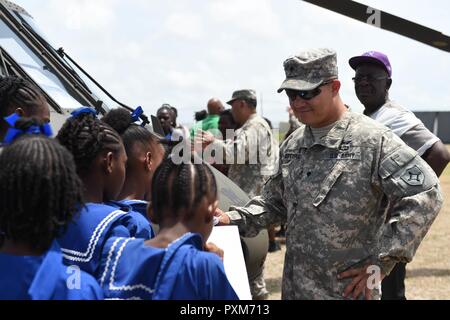 Florida Army National Guard SPC. Markieren Gotthardt, zu B-Company, 1-185 th Assault Helicopter Bataillon zugeordnet, den Fragen der Schülerinnen und Schüler an Bord Paragon Base, 7. Juni 2017. Die Studenten besuchten die Basis in einer Tradewinds Gemeinschaft 2017 Beziehungen Ereignis, das erlaubt lokalen Schule Kinder mit Angehörigen der Streitkräfte von mehreren teilnehmenden Ländern zu treffen, ihnen Fragen stellen und schauen Sie sich Ihre Ausrüstung ganz nah. Tradewinds ist eine gemeinsame, kombinierte Übung in Verbindung mit Partnerstaaten durchgeführt, um die kollektiven Fähigkeiten der Streitkräfte zu verbessern Ein Stockfoto