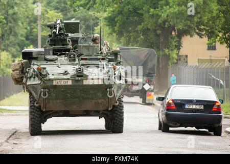 Eine Battle Group Polen USA M1126 Stryker Antriebe an die taktische Montagebereich für den Start der Bereich Ausbildung übung Teil von Sabre Streik 2017 Bemowo Piskie, Bemowo Piskie, Polen, 13. Juni 2017. Sabre Streik 17 ist eine US-Army Europe-geführten Multinationalen Kräfte kombiniert jährlich durchgeführten Studie des NATO-Bündnisses im gesamten Ostseeraum und Polen zu verbessern. Die diesjährige Übung beinhaltet integrierte und synchronisierte Abschreckung-orientierte Ausbildung für die Interoperabilität und die Bereitschaft der 20 teilnehmenden Nationen Streitkräfte zu verbessern. Stockfoto