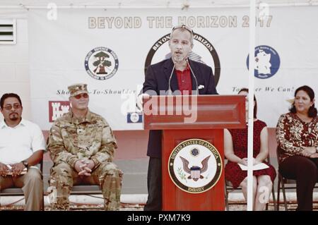 Herr Ramon Figueroa, Chief Executive Officer für das Ministerium für Gesundheit, spricht an der Ladyville Gesundheitszentrum Ribbon Cutting Juni 9, 2017 in Ladyville Belize. Bau des neuen Gebäudes wurde als Teil des über den Horizont 2017, eine gemeinsame Veranstaltung zwischen der US-Armee im Süden, die Belize Defence Force, anderen Mittelamerikanischen Nationen und lokalen und internationalen NGOs, die Bereitstellung von medizinischen und technischen Dienstleistungen in Belize. Stockfoto