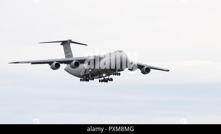 Ein C-5 M Super Galaxie, die von der C-5 M formale Ausbildung betrieben, Ansätze und Landebahn 01-19 für die Landung am 8.Juni 2017 in Dover Air Force Base, Del Der C-5M ist das größte Transportflugzeug der US Air Force betrieben und bietet hohe Intercontinental - Palette strategischer Lufttransportkapazitäten. Stockfoto