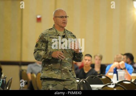 Sergeant Maj. Michael Orticari, 88th World unterstützt den Befehl, spricht zu einer Gruppe von U.S. Army Reserve Soldaten und Familienangehörige während eines Gelbe Band Veranstaltung in Bloomington, Minnesota Juni 10. Stockfoto