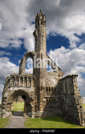 Sonne auf steinerne Ruinen aus dem 14. Jahrhundert Eingang West und Turm von St. Andrews Kathedrale mit Wolken St Andrews Fife Schottland Großbritannien Stockfoto