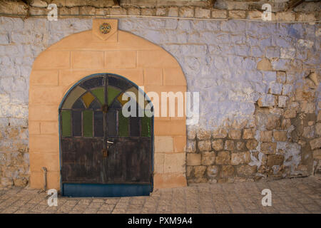 Die traditionellen alten bunten Tor/Tür in der Altstadt von Safed (Tsfat) in Israel. Stockfoto