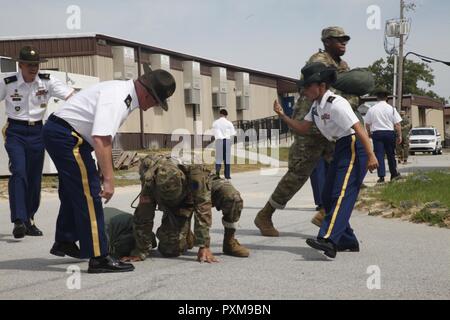 U.S. Army Drill Sergeants zu Foxtrott 1 Bataillon 34th Infanterie Regiment zugeordnet motivieren die Auszubildenden zu halten, sich vorwärts zu bewegen, am ersten Tag der Basic Combat Training am 12. Juni 2017 in Fort Jackson, SC. Unter denen, die den ersten Bataillon zugeordnet, 34th Infantry Regiment sind Finden Drill Sergeants aus dem 3 Battalion, 518Th Infantry Regiment, die zwei Wochen für das jährliche Training zu dienen Stockfoto