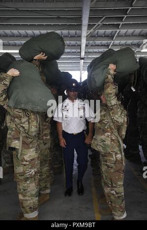 U.S. Army Drill Sergeant Sgt. 1. Klasse. Thomas Morgan zu Foxtrott 1 Bataillon 34th Infanterie Regiment zugeordnet motivieren die Auszubildenden am ersten Tag der Basic Combat Training am 12. Juni 2017 in Fort Jackson, SC. Unter denen, die den ersten Bataillon zugeordnet, 34th Infantry Regiment sind Finden Drill Sergeants aus dem 3 Battalion, 518Th Infantry Regiment, die zwei Wochen für das jährliche Training zu dienen Stockfoto