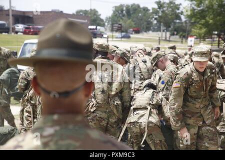 U.S. Army Drill Sergeant zu Foxtrott 1 Bataillon 34th Infanterie Regiment wache über Praktikanten zugewiesen, wie sie ihre Ausrüstung am ersten Tag der Basic Combat Training erholen am 12. Juni 2017 in Fort Jackson, SC. Unter denen, die den ersten Bataillon zugeordnet, 34th Infantry Regiment sind Finden Drill Sergeants aus dem 3 Battalion, 518Th Infantry Regiment, die zwei Wochen für das jährliche Training zu dienen Stockfoto