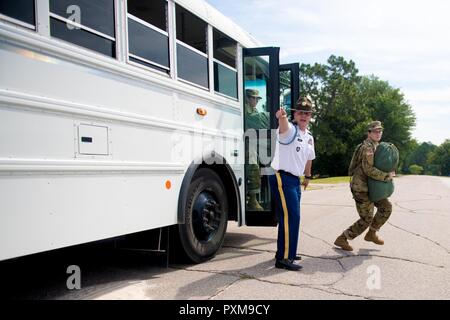 U.S. Army Drill Sergeant Sgt 1. Klasse. Scheune zu Foxtrott 1 Bataillon 34th Infanterie Regiment zugeordnet leitet Teilnehmer am ersten Tag der Basic Combat Training am 12. Juni 2017 in Fort Jackson, SC. Unter denen, die den ersten Bataillon zugeordnet, 34th Infantry Regiment sind Finden Drill Sergeants aus dem 3 Battalion, 518Th Infantry Regiment, die zwei Wochen für das jährliche Training zu dienen Stockfoto