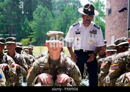 U.S. Army Drill Sergeant Staff Sgt. Avila zu Foxtrott 1 Bataillon 34th Infanterie Regiment zugeordnet leitet Teilnehmer am ersten Tag der Basic Combat Training am 12. Juni 2017 in Fort Jackson, SC. Unter denen, die den ersten Bataillon zugeordnet, 34th Infantry Regiment sind Finden Drill Sergeants aus dem 3 Battalion, 518Th Infantry Regiment, die zwei Wochen für das jährliche Training zu dienen Stockfoto