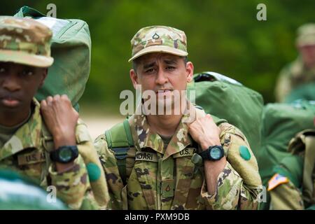 Us-Armee Trainees zu Foxtrott 1 Bataillon 34th Infanterie Regiment März in die Kaserne zugewiesen nach dem Abruf Ihrer Gang am ersten Tag der Basic Combat Training am 12. Juni 2017 in Fort Jackson, SC. Unter denen, die den ersten Bataillon zugeordnet, 34th Infantry Regiment sind Finden Drill Sergeants aus dem 3 Battalion, 518Th Infantry Regiment, die zwei Wochen für das jährliche Training zu dienen Stockfoto