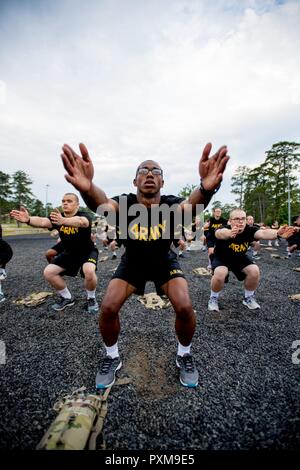 Us-Armee Trainees zu Foxtrott 1 Bataillon 34th Infanterie Regiment führen physikalische Readiness Training am zweiten Tag der Basic Combat Training zugewiesen wurde am 13. Juni 2017 in Fort Jackson, SC. Unter denen, die den ersten Bataillon zugeordnet, 34th Infantry Regiment sind Finden Drill Sergeants aus dem 3 Battalion, 518Th Infantry Regiment, die zwei Wochen für das jährliche Training zu dienen Stockfoto