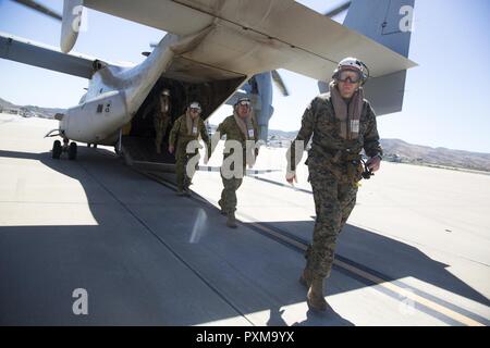 Von rechts, Kommandierender General des 3D-Marine Flugzeugflügel, Generalmajor Mark R. KLUGE; die Regimental Sergeant Major der Australischen Armee, Warrant Officer Don Spinks, und der Chef der Australischen Armee, Generalleutnant Angus Campbell, beenden Sie eine MV-22 b Osprey mit Marine Medium Tiltrotor Squadron (VMM) 363 Auf dem Flug Linie auf US Marine Corps Base Camp Pendleton, Calif., 12. Juni 2017. Generalmajor Klug, Generalleutnant Campbell, und gewährleisten Sie Office Spinks, flog mit VMM-363 zu besuchen die Amphibisches Schiff USS America (LHA 6) eine Tour zu erhalten und die Möglichkeiten des Schiffes. Stockfoto