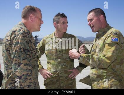 Von links, Kommandierender General des 3D-Marine Flugzeugflügel, Generalmajor Mark R. KLUGE; Leiter der australischen Armee, Generalleutnant Angus Campbell; und die Regimental Sergeant Major der Australischen Armee, Warrant Officer Don Spinks, sprechen auf dem Flug Linie auf US Marine Corps Base Camp Pendleton, Calif., 12. Juni 2017. Generalleutnant Campbell besuchte die Amphibious Assault ship USS America (LHA 6) mit Generalmajor weisen eine Tour zu erhalten und die Möglichkeiten des Schiffes. Stockfoto