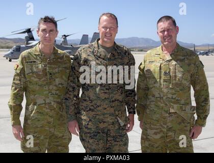 Von der Linken, der Chef der Australischen Armee, Generalleutnant Angus Campbell; Kommandierender General des 3D-Marine Flugzeugflügel, Generalmajor Mark R. KLUGE; und die Regimental Sergeant Major der Australischen Armee, Warrant Officer Don Spinks, für ein Foto auf dem Flug Linie in Camp Pendleton, Kalifornien, 12. Juni 2017 dar. Generalleutnant Campbell besuchte die Amphibious Assault ship USS America (LHA 6) mit Generalmajor weisen eine Tour zu erhalten und die Möglichkeiten des Schiffes. Stockfoto