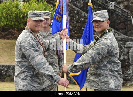 Oberstleutnant Phillip Verroco, 21. Space Operations Squadron Commander, gibt die Loslösung Flagge zu Maj Edmond Chan, Distanz 3 eingehende Commander, während der Loslösung 3 Ändern des Befehls Zeremonie, Kaena Point, Hawaii, 9. Juni 2017. Distanz 3 ist eine Komponente des 21. Space Operations Squadron, 50. Network Operations Group, 50th Space Wing, und liegt an der westlichen Spitze von Oahu. Es ist die älteste und eine der sieben weltweit Remote tracking Stationen in der Air Force Satellite Control Network. Stockfoto