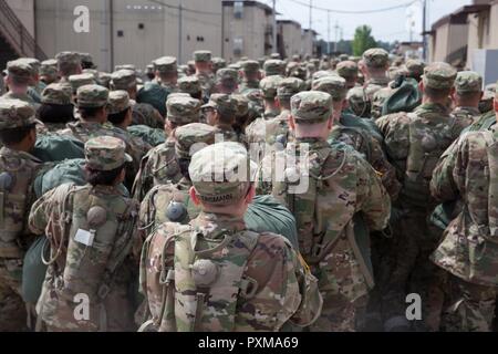 Us-Armee Trainees zu Foxtrott 1 Bataillon 34th Infantry Regiment auf das Betriebsgelände laufen auf den ersten Tag der Basic Combat Training am 12. Juni 2017 in Fort Jackson, SC zugeordnet. Unter denen, die den ersten Bataillon zugeordnet, 34th Infantry Regiment sind Finden Drill Sergeants aus dem 3 Battalion, 518Th Infantry Regiment, die zwei Wochen für das jährliche Training zu dienen Stockfoto