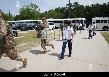 U.S. Army Drill Sergeants zu Foxtrott 1 Bataillon 34th Infanterie Regiment zugeordnet motivieren die Auszubildenden zu halten, sich vorwärts zu bewegen, am ersten Tag der Basic Combat Training am 12. Juni 2017 in Fort Jackson, SC. Unter denen, die den ersten Bataillon zugeordnet, 34th Infantry Regiment sind Finden Drill Sergeants aus dem 3 Battalion, 518Th Infantry Regiment, die zwei Wochen für das jährliche Training zu dienen Stockfoto