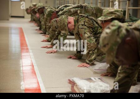 Us-Armee Trainees zu Foxtrott 1 Bataillon 34th Infanterie Regiment conduct Push-ups für korrektive Training in der kaserne am ersten Tag der Basic Combat Training am 12. Juni 2017 in Fort Jackson, SC zugeordnet. Unter denen, die den ersten Bataillon zugeordnet, 34th Infantry Regiment sind Finden Drill Sergeants aus dem 3 Battalion, 518Th Infantry Regiment, die zwei Wochen für das jährliche Training zu dienen Stockfoto