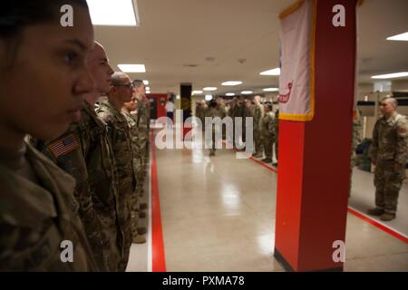 Us-Armee Trainees zu Foxtrott 1 Bataillon 34th Infanterie Regiment toe zugeordnet. Die Position in der kaserne am ersten Tag der Basic Combat Training am 12. Juni 2017 in Fort Jackson, SC. Unter denen, die den ersten Bataillon zugeordnet, 34th Infantry Regiment sind Finden Drill Sergeants aus dem 3 Battalion, 518Th Infantry Regiment, die zwei Wochen für das jährliche Training zu dienen Stockfoto