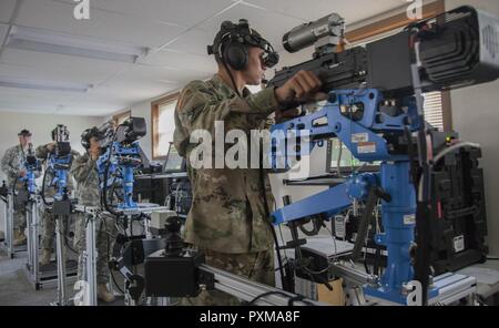 Us-Armee Soldaten mit der 1485Th Transportation Company, Ohio Army National Guard, betreibt simuliert M2. 50-Kaliber Maschinengewehre auf der Virtuellen Konvoi Operationen Trainer während der Goldenen Coyote Übung in Rapid City, S.D., 13. Juni 2017. Die goldenen Coyote Übung ist eine dreiphasige, Szenario-driven Übung in den Black Hills von South Dakota und Wyoming, mit dem Kommandanten auf der Mission wesentliche Anforderungen der Aufgabe, Krieger Aufgaben und Übungen zu konzentrieren. Stockfoto