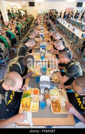 Us-Armee Trainees zu Foxtrott 1 Bataillon 34th Infanterie Regiment zugeordnet Mittagessen im Speisesaal Einrichtungen Administration Center zum ersten Mal essen am dritten Tag der Basic Combat Training am 14. Juni 2017 in Fort Jackson, SC. Unter denen, die den ersten Bataillon zugeordnet, 34th Infantry Regiment sind Finden Drill Sergeants aus dem 3 Battalion, 518Th Infantry Regiment, die zwei Wochen für das jährliche Training zu dienen Stockfoto