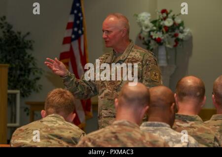 Kaplan (Brig. Gen.) Kenneth Brandt, die Army National Guard Kaplan und US-Armee stellvertretender Leiter der Seelsorger für die National Guard, spricht mit Aktiven, Guard und finden Einheit Ministerium Teams in Fort Drum während der kaplan Gipfel versammelt. Brandt nahm an dem Gipfel die Wichtigkeit der Zusammenarbeit als Teil der zugehörigen Einheiten Pilotprogramm zu markieren, und alle Anwesenden für ihre umfangreiche Arbeit in Richtung der AUP Ziele erhöhter Bereitschaft, zu würdigen. Stockfoto