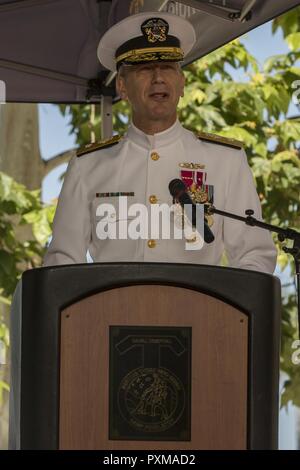 U.S. Navy hinten Adm. Paul Perigen, Commander, Marine Medizin West, Adressen das Publikum bei einem Befehl Zeremonie für Naval Hospital Camp Pendleton in Camp Pendleton, Kalifornien, 14. Juni 2017. Capt. Frank Pearson entlastet Kapitän Lisa Mulligan als Kommandierender Offizier während der Zeremonie. Stockfoto