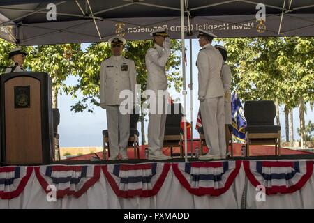 Us-Marine Kapitän Frank Pearson übernimmt Aufgaben als Kommandierender Offizier, Naval Hospital Camp Pendleton, während eine Änderung der Befehl Zeremonie für Naval Hospital Camp Pendleton in Camp Pendleton, Kalifornien, 14. Juni 2017. Kapitän Frank Pearson entlastet Kapitän Lisa Mulligan als Kommandierender Offizier während der Zeremonie. Stockfoto