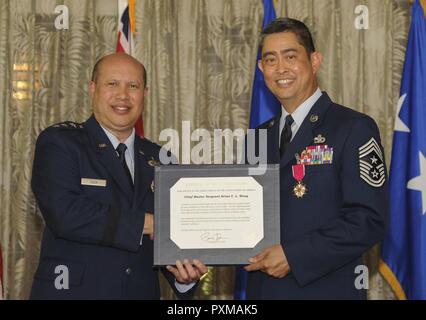 Generalleutnant Giovanni Tuck, 18 Air Force Commander, präsentiert eine Bescheinigung der Anerkennung von Präsident Barack Obama zu Chief Master Sgt. Brian Wong, Vierte Air Force command Chief, während Wong retirement Zeremonie, Joint Base Pearl Harbor-Hickam, Hawaii, 12. Juni 2017. Wie der Befehl Chief, Wong war verantwortlich für die Beratung der Commander auf die Gesundheit, das Wohlergehen, die Moral und Disziplin für alle Mannschaften innerhalb der Vierten Air Force. Wong zog sich nach 35 Jahren im Dienst. Stockfoto
