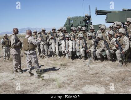 DUGWAY Proving Grounds, Utah - Oberst Joseph J. Russo das Regiment kommandierender Offizier für 14 Marine Regiment mit 4. Marine Division, Marine Reserve, gibt eine Laudatio auf die Marines der Batterie D, an Dugway Proving Grounds, Utah, 14. Juni 2017. Bei der abschließenden und entscheidenden Phase ihrer jährlichen Schulung, Marines mit 2/14 genaue live Brand, durch die erfolgreiche Integration der M142 HIMARS mit der langen Reihe Sensoren von F-35 Flugzeugen. Stockfoto