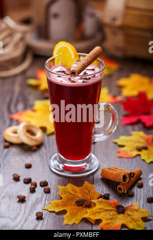 Glas weihnachten Glühwein auf hölzernen Tisch Stockfoto