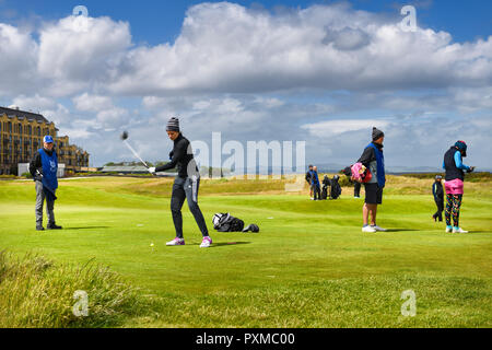 Frau mit einem Arm Abschlag auf Loch 18 der Old Course von St Andrews Links die Welten der älteste Golfplatz in St Andrews Schottland Großbritannien Stockfoto