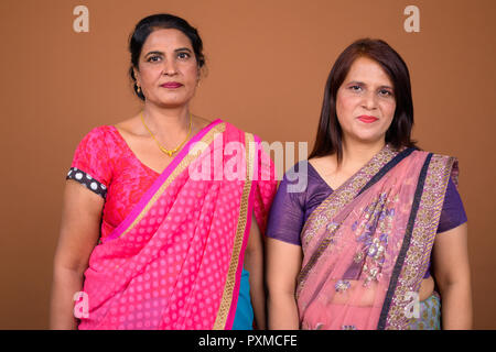 Zwei reife indische Frauen tragen Sari indische traditionelle Kleidung Stockfoto