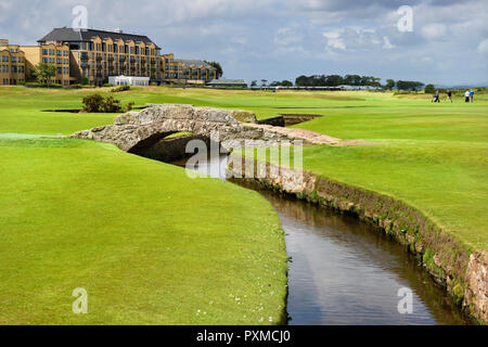 Swilken Brücke über swilcan Burn auf der 18 Loch der Old Course in St Andrews Links Golf Course das älteste der Welt in St Andrews Schottland Großbritannien Stockfoto