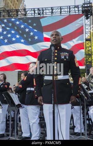 NEW YORK - Master Sgt. Billy Richardson, der Marine Reserve Chancengleichheit Advisor, singt "The Star-Spangled Banner", während Sie mit dem Marine Corps Band New Orleans am Washington Square Park in New York, 14. Juni 2017. Die Band reiste nach New York das Marine Corps Reserve Centennial zu feiern, markiert das Ende des 100-jährigen Jubiläums der Gründung des Marine Corps finden. Stockfoto