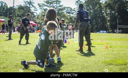 Kinder beteiligen sich in einem Tauziehen während der Mini Marines Programm an Bord der Marine Corps Air Station Beaufort, Juni 10. Marine Corps Community Services South Carolina statt die zweistündige Veranstaltung für die Kinder der Service Mitglieder Ihnen einen kleinen Einblick in das militärische Leben der Eltern zu geben. Die Kinder in der Lage waren, in ein Vertrauen Kurs teilzunehmen, ein Team-building-Station und eine modifizierte bekämpfen Fitness Test. Stockfoto