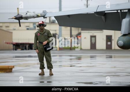 Ein US-Marines mit Marine Fighter Attack Squadron 251 stellt eine F/A-18C nach dem Preflight Inspektionen während der gemeinsamen Ausübung Rot Flag-Alaska17-2 auf gemeinsamer Basis Elmendorf-Richardson, Alaska, 13. Juni 2017. Red Flag-Alaska bietet eine optimale Trainingsumgebung im Indo-Pazifischen Raum und konzentriert sich auf die Verbesserung der Boden-, Platz- und Cyberspace bekämpfen Bereitschaft und Interoperabilität für die US-amerikanischen und internationalen Kräfte. Stockfoto