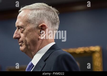 Verteidigungsminister Jim Mattis spricht mit Rep. Ken Calvert, Haus Mittel der Verteidigung Unterausschuss Vice Chair, bevor ein Budget Anhörung mit dem Haus Mittel der Verteidigung unterausschuss an Rayburn House Office Building, 15. Juni 2017 in Washington, D.C. die Anhörung um das Geschäftsjahr Verteidigungshaushalt 2018 zentriert. Stockfoto