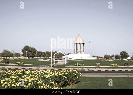 Sultanat Oman Maskat Maskat Masquat Reisen Verkehr Verkehrsinsel Kreisverkehr Kreisverkehr Pflanzen bepflanzt Gruen Blumen Monument, Arabische Halbinsel Stockfoto