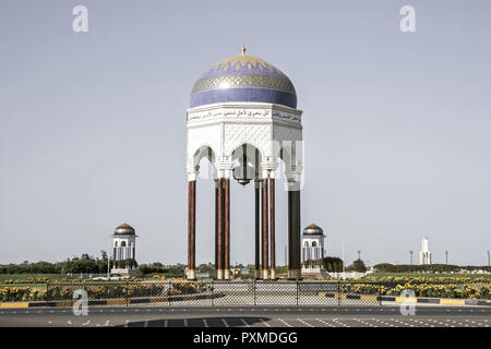 Sultanat Oman Maskat Maskat Masquat Reisen Verkehr Verkehrsinsel Kreisverkehr Kreisverkehr Monument, Arabische Halbinsel Naher Osten Sultanat Ausflugszie Stockfoto