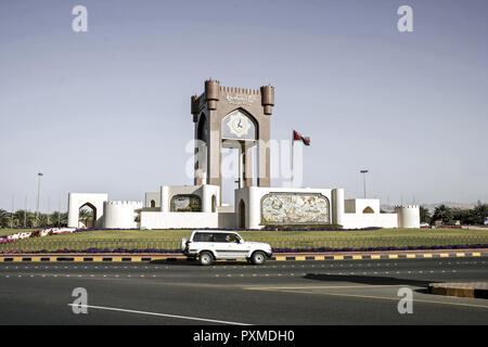 Sultanat Oman Maskat Maskat Reisen Verkehr Verkehrsinsel Masquat Sahwa Tower Kreisverkehr Kreisverkehr Monument, Arabische Halbinsel Naher Osten Sultanat Stockfoto