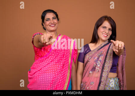 Zwei reife indische Frauen lächelnd und Zeigefinger auf die Kamera Stockfoto