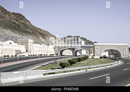 Sultanat Oman Maskat Maskat Masquat Reisen Verkehr Fort Straße Mutrah Zufahrt Schnellstrasse Arabische Halbinsel Naher Osten Sultanat Ausflugsziel zu Stockfoto