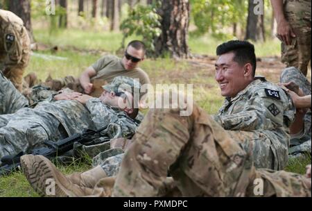 Spc. Wantae Seong (rechts), eine Tischlerei und Mauerwerk Spezialist, der 412 Theater Ingenieur Befehl, Pausen zwischen den Veranstaltungen während der US-Army Reserve 2017 besten Krieger Wettbewerb in Fort Bragg, N.C. Juni 14. In diesem Jahr besten Krieger Wettbewerb bestimmen die oberen noncommissioned Officer und Junior Soldat Soldat der US-Armee finden in der Abteilung der Armee am besten Krieger Konkurrenz später dieses Jahr vertreten wird am Fort A.P. Hill, Virginia. Stockfoto