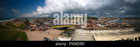 Luftaufnahme zu Coenraadsburg Festung vom Dach der Elmina Castle in Ghana Stockfoto