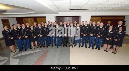 Stabschef der US-Armee General Mark A. Milley und Patrick Herman, General Douglas MacArthur Foundation host die 30. jährlichen General Douglas MacArthur Führung Preisverleihung auf das Pentagon in Washington, D.C., 15. Juni 2017 Stockfoto