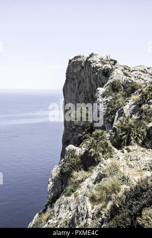 Spanien Insel Mallorca Tarifbezirk Kueste Steil Felsen Felskueste Blick Mirador des Colomer Aussichtspunkt Meer Berge Cap Cabo Formentor Sehenswuerdigkeit Europa Stockfoto